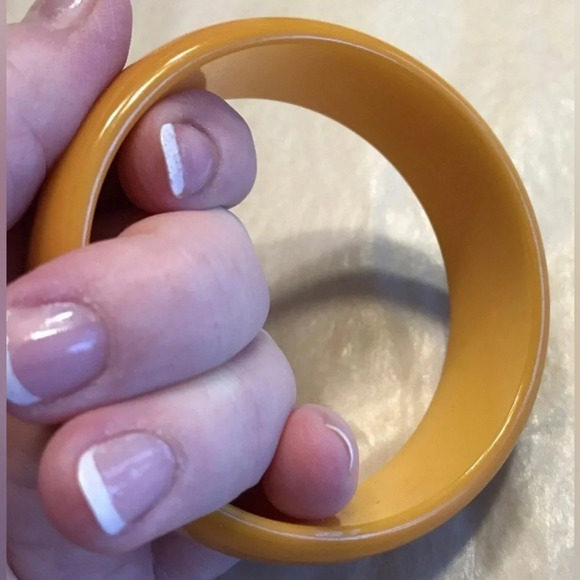 BAKELITE Vintage 1940s Two-Tone Butterscotch Dome-Shaped Bangle Bracelet - Picture 3 of 4